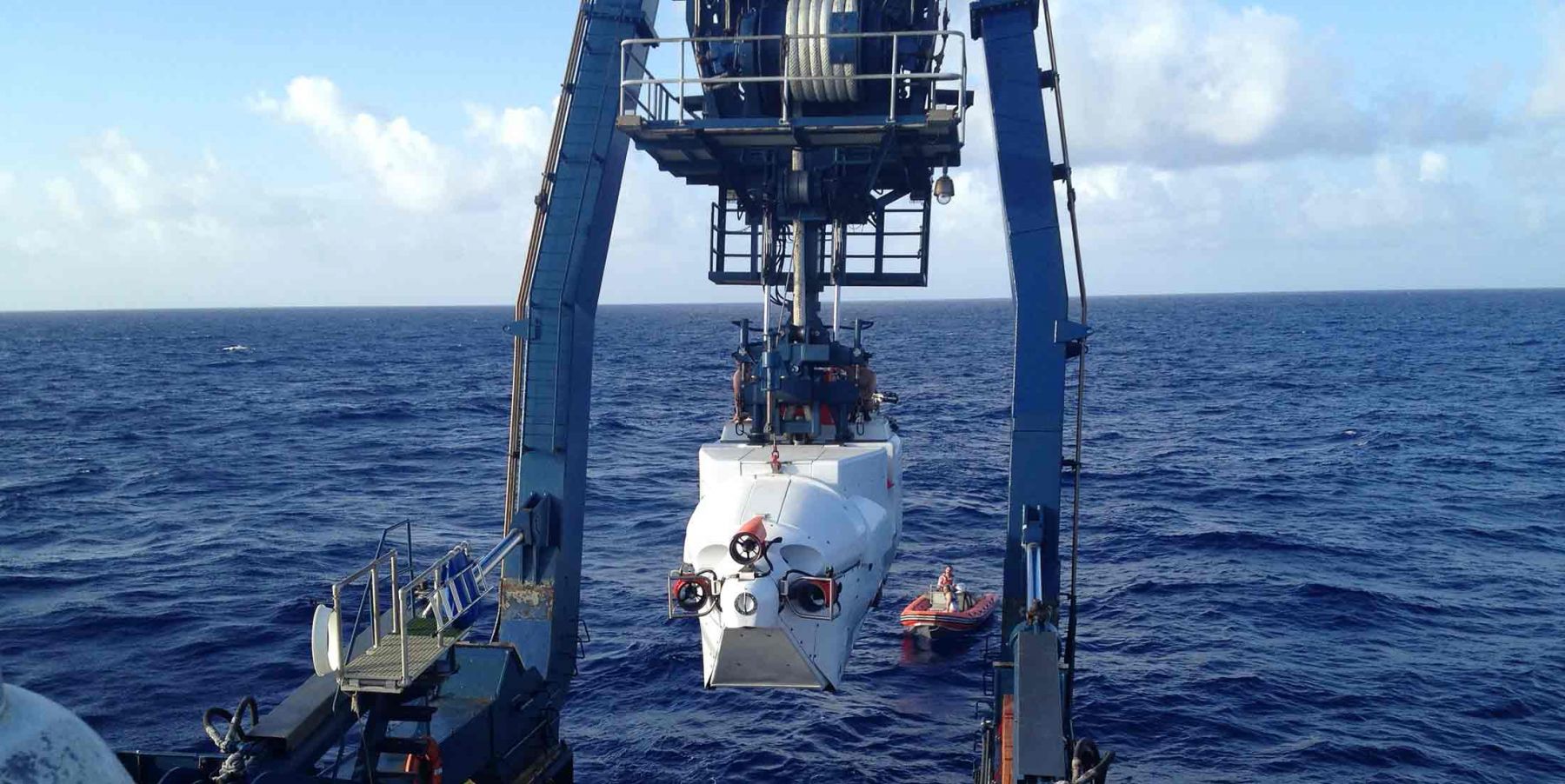 HOV Alvin deployment off RV Atlantis. Credit: Eleanor Arrington